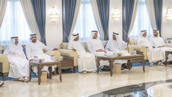 سعود بن صقر يقدم واجب العزاء في وفاة الشيخة مريم بنت سلطان القاسمي