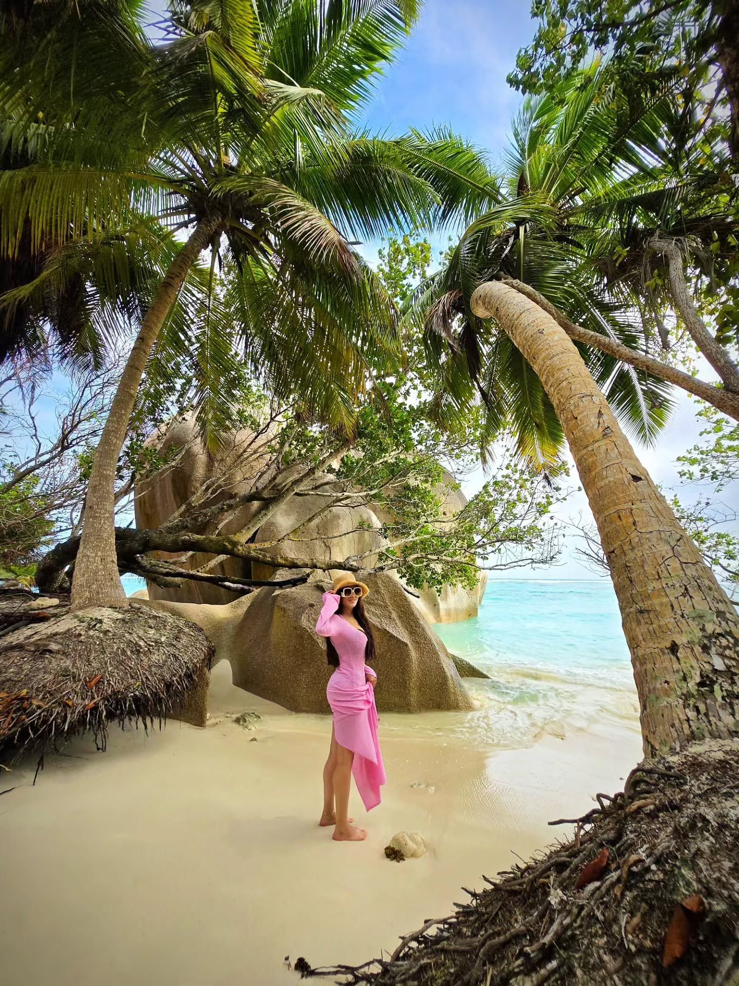 بالصّور- لقطات رومنسيّة تجمع مي عمر بمحمّد سامي في عطلة بحريّة ساحرة.