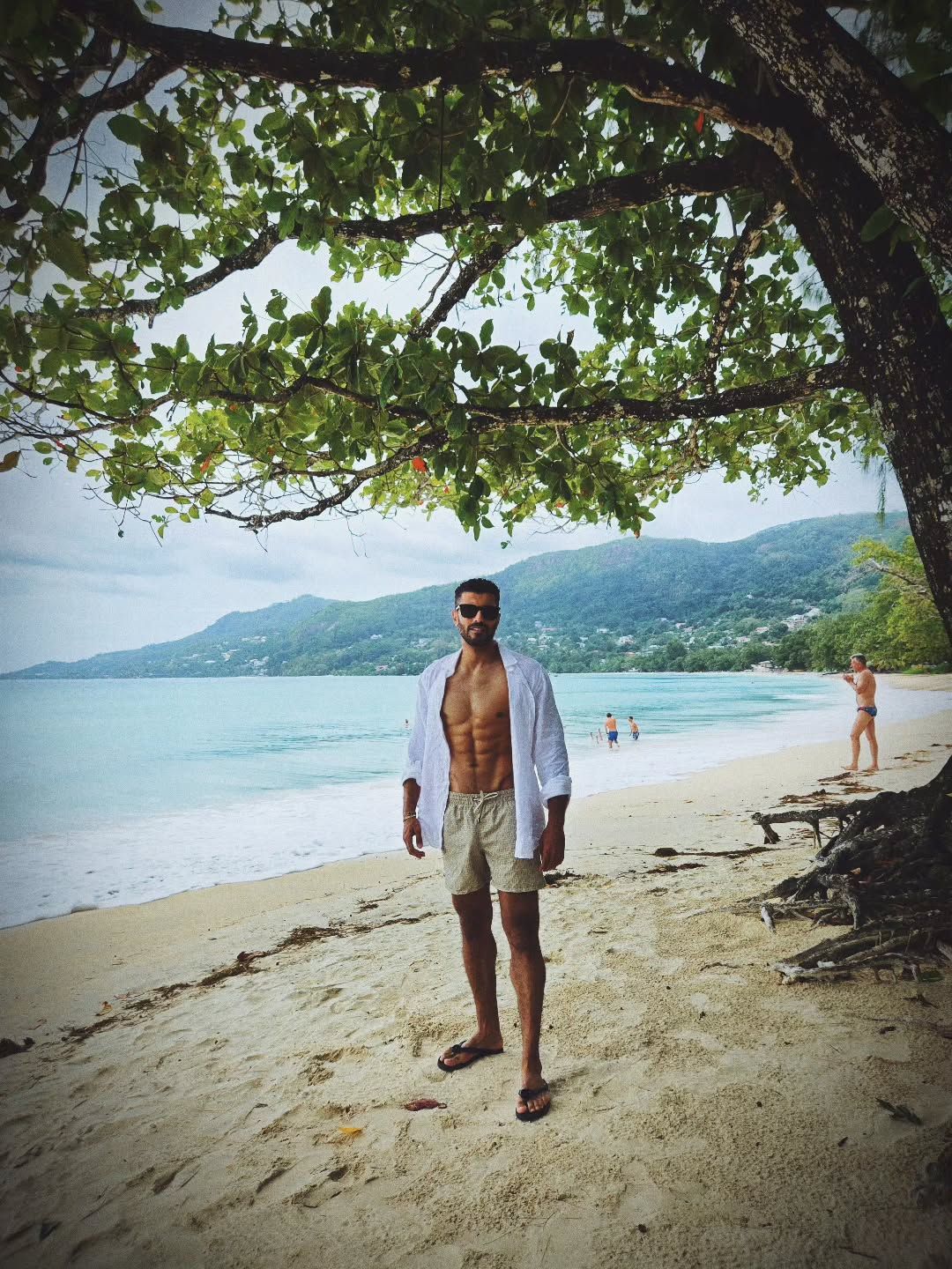 بالصّور- لقطات رومنسيّة تجمع مي عمر بمحمّد سامي في عطلة بحريّة ساحرة.