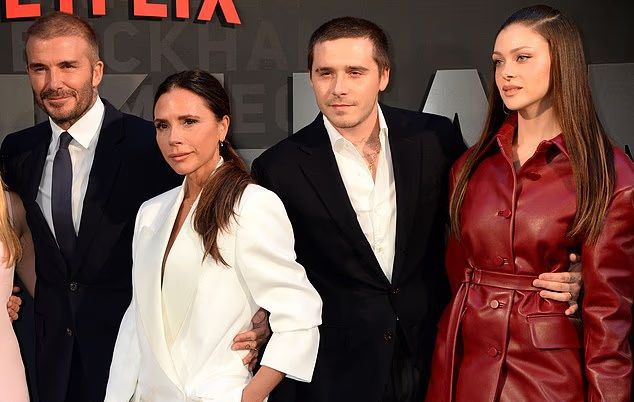 نيكولا بيلتز تعيد تصميم فستان والدتها وتتجاهل فيكتوريا بيكهام في حفل زفافها الثّاني… التوتر يتصاعد