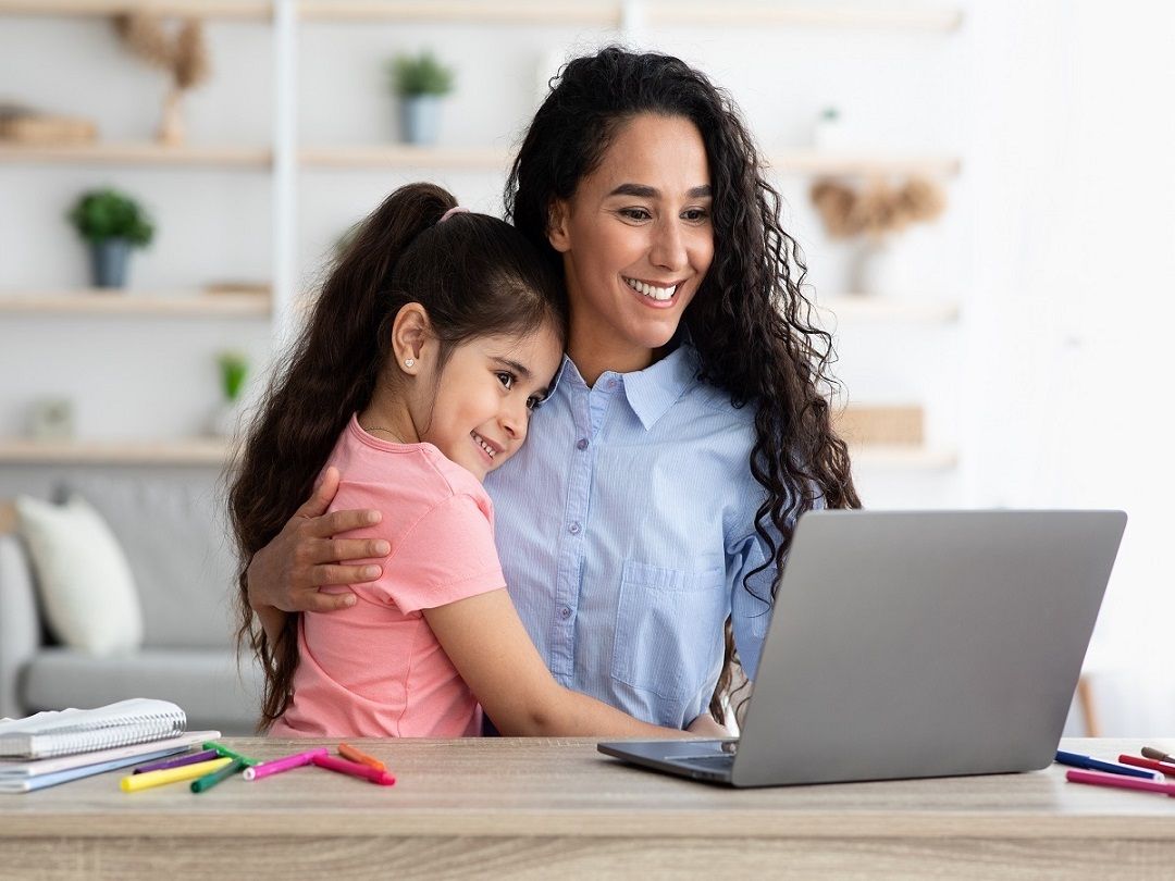 هل يشاركنا أصدقاء الابن والسوشيال ميديا تربية أطفالنا؟ 6 خطوات للتوازن