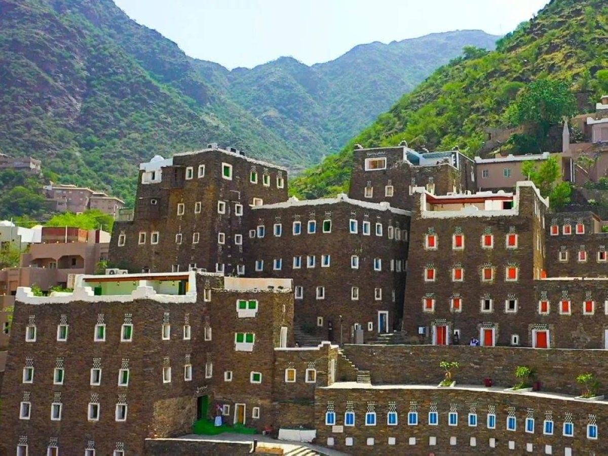 رجال ألمع.. رحلة 700 عام من الجمال والتاريخ في قلب عسير