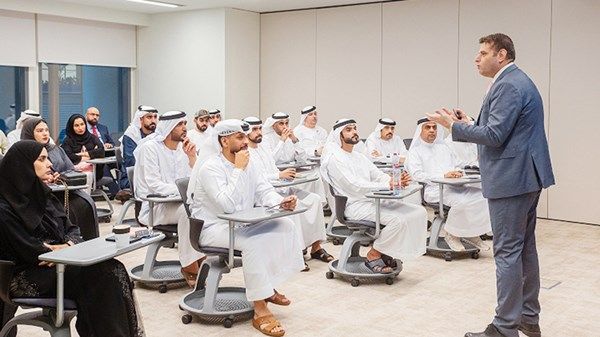 كلية محمد بن راشد للإدارة الحكومية تدمج بين التعليم الرقمي والحضوري