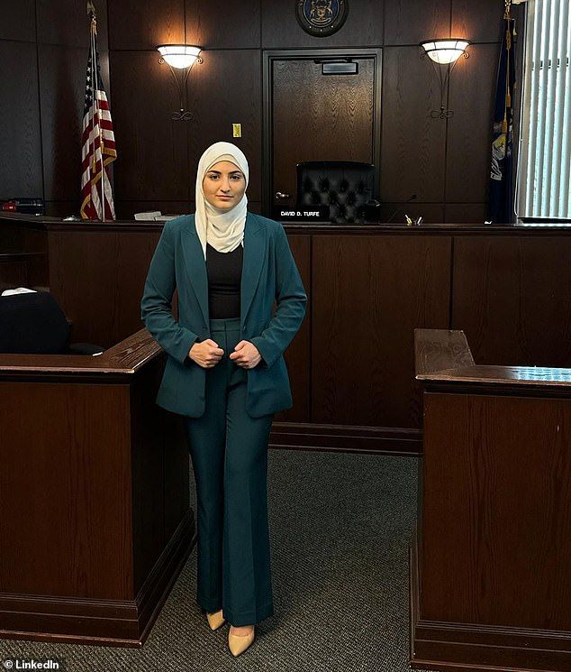 بالصور.. فوز أول امرأة محجبة بجائزة "ملكة جمال"في ولاية ميشيغان الأمريكية