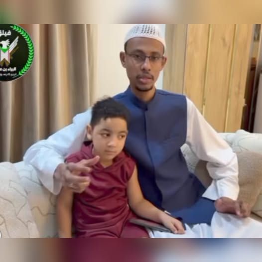 شاهد بالفيديو.. بعد خروجه من السجن.. مصريون يغنون لقائد فيلق البراء بن مالك في زفة بلدية بالشارع العام: (مصباح أبو زيد يا أبهة انت السيطرة كلها)