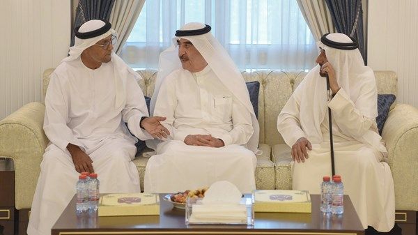 حاكم أم القيوين يقدم واجب العزاء في وفاة مريم بنت سلطان بن سالم القاسمي