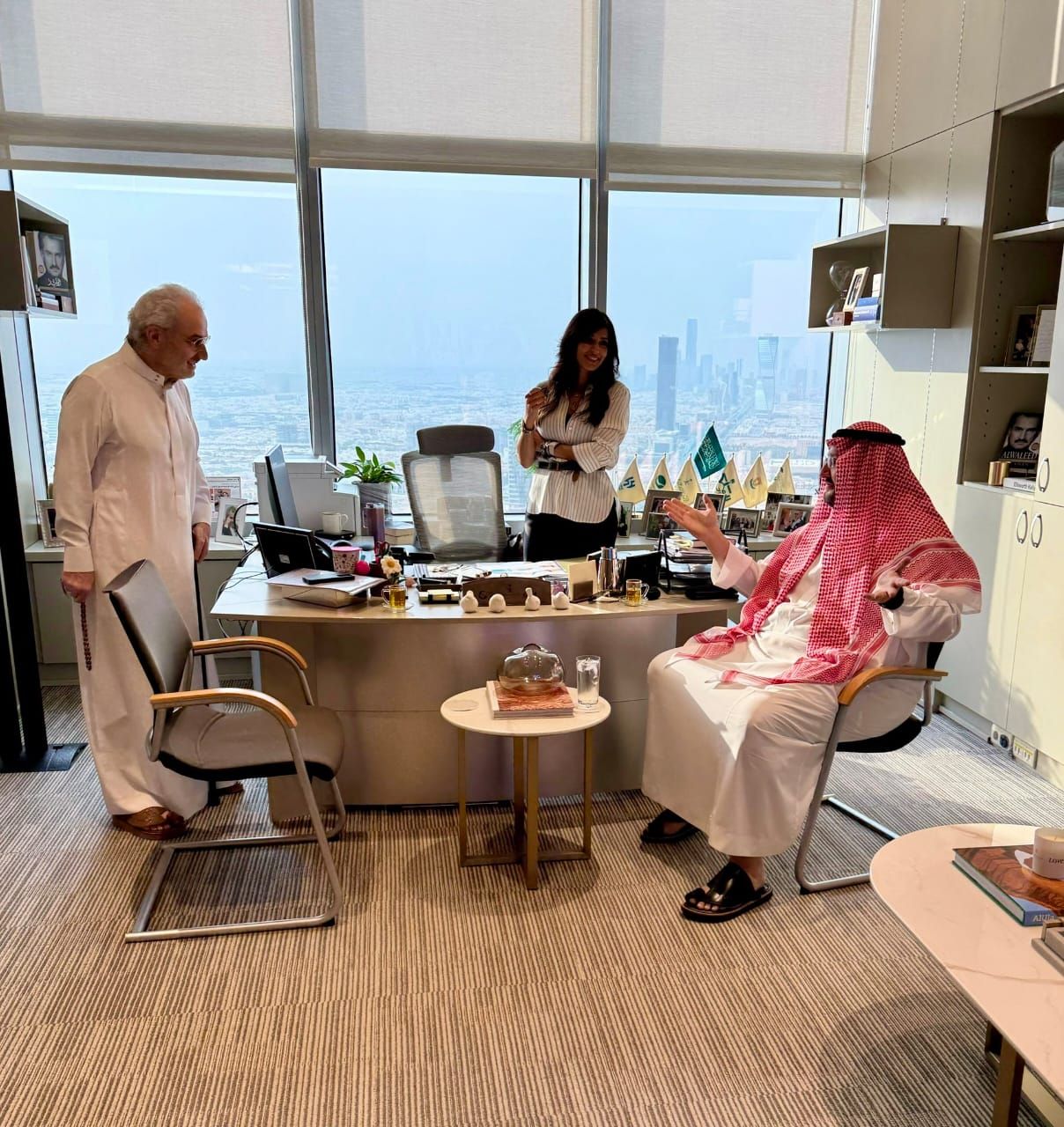 لحظات عائلية تجمع الأميرة ريم بنت الوليد بوالدها وعمها في مكتبها.. صورة