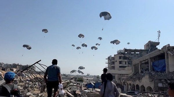الإمارات تنفذ الإنزال الجوي الـ71 للمساعدات في قطاع غزة