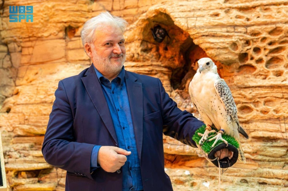 سفير صربيا يزور المزاد الدولي لمزارع إنتاج الصقور
