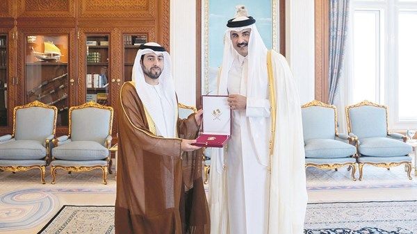 أمير قطر يمنح سفير الإمارات «وسام الوجبة»
