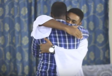 شاهد بالفيديو.. في مشهد مؤثر.. شاب سوداني يعانق صديقه بشوق شديد بعد أن التقى به لأول مرة بعد الحرب والجمهور: (الأصحاب عزة وسند)