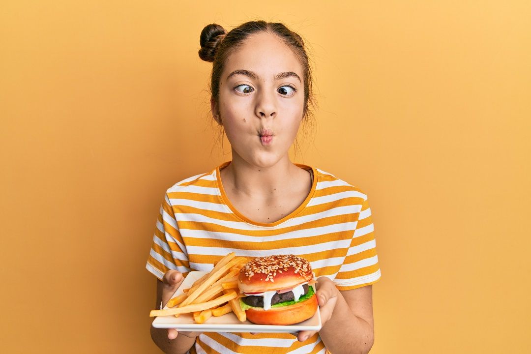 الوجبات السريعة سُم بطيء لأطفالنا: وتأثيرات أخرى على المناعة والنموّ!