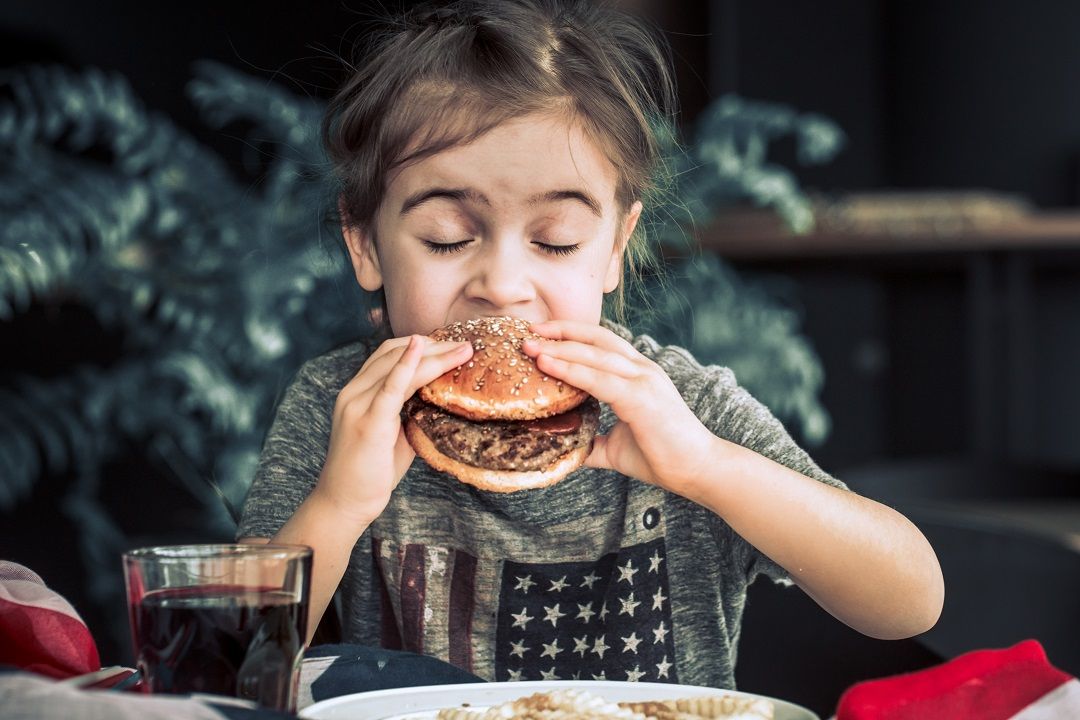 الوجبات السريعة سُم بطيء لأطفالنا: وتأثيرات أخرى على المناعة والنموّ!