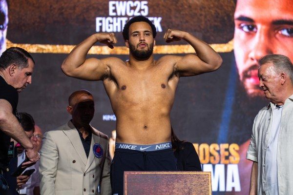 نجاح الوزن الرسمي للملاكمين يمهّد لأمسية قمة الوزن الثقيل بين موسيس إيتاوما وديليان الليلة في الرياض