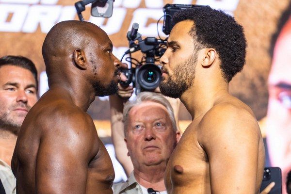 نجاح الوزن الرسمي للملاكمين يمهّد لأمسية قمة الوزن الثقيل بين موسيس إيتاوما وديليان الليلة في الرياض