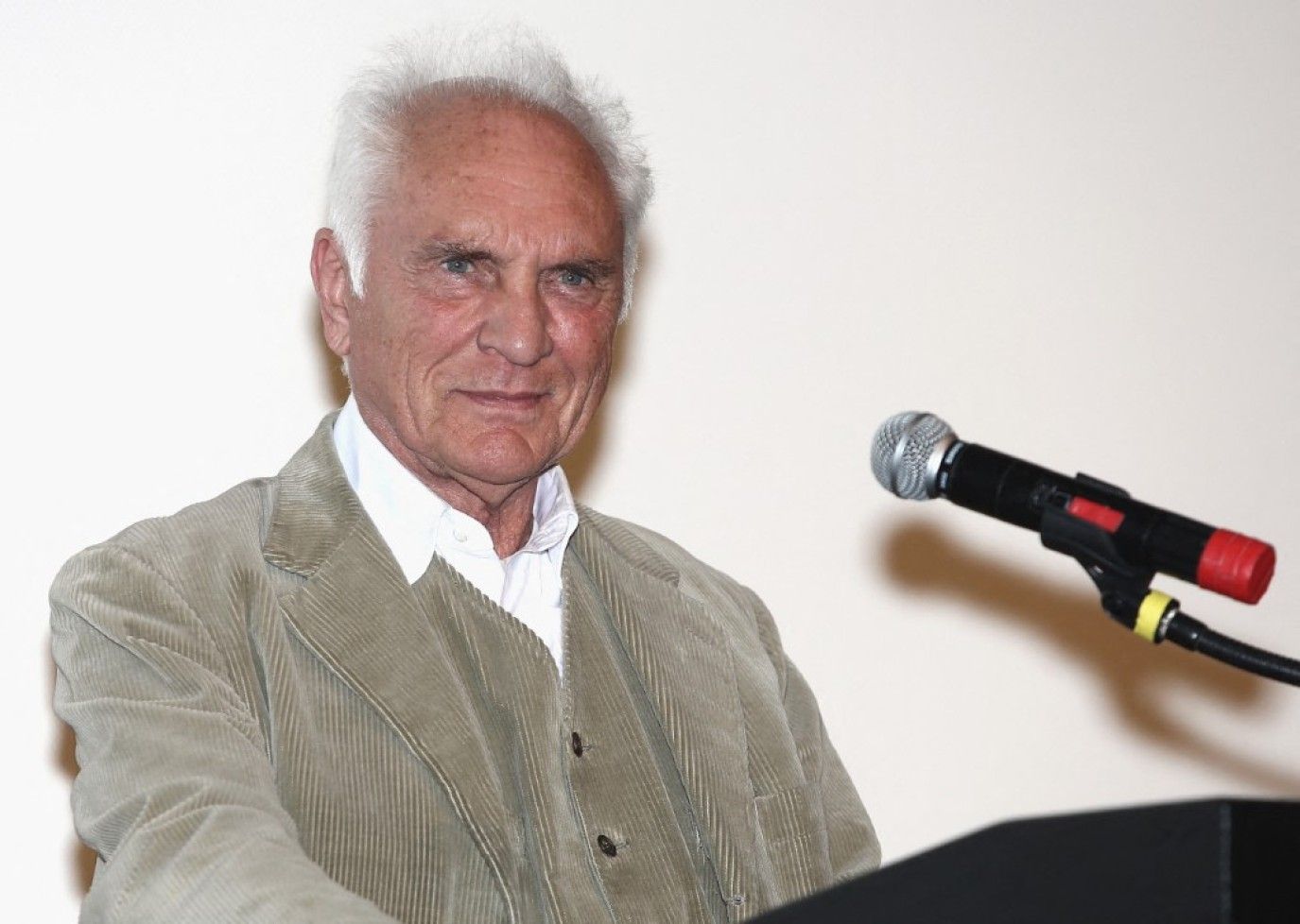 وفاة نجم سوبرمان تيرينس ستامب عن عمر يناهز 87 عاماً.. ترك إرثاً فنياً