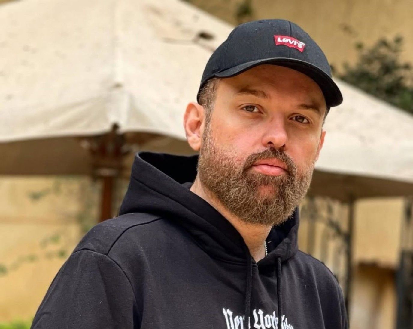 أبطال وتر حساس يفاجئون محمد محمود عبد العزيز بالاحتفال بيوم ميلاده.. وهكذا جاءت ردة فعله