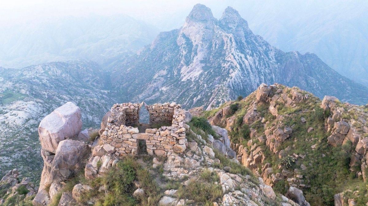 صيفٌ بلا ضوضاء.. حيث تعانق الجبال السحاب ويصبح الهدوءُ جزءاً من رحلتك
