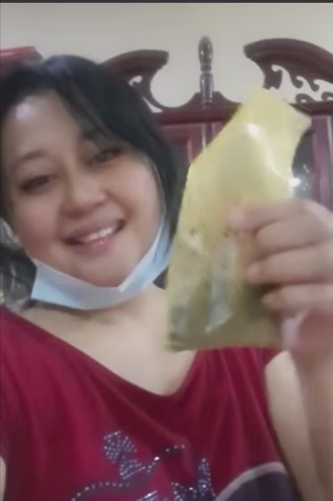 شاهد بالفيديو.. حسناء سودانية تحكي قصتها مع “التمباك” بعد أن قامت بشحنه داخل “حقيبتها” أثناء إحدى السفريات وتم ضبطها وتوقيفها