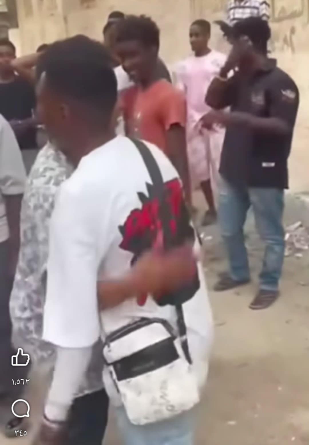 شاهد بالفيديو.. من أحد أحياء القاهرة.. مراهقون سودانيون يذرفون الدموع لحظة وداعهم لصديقهم العائد إلى أرض الوطن