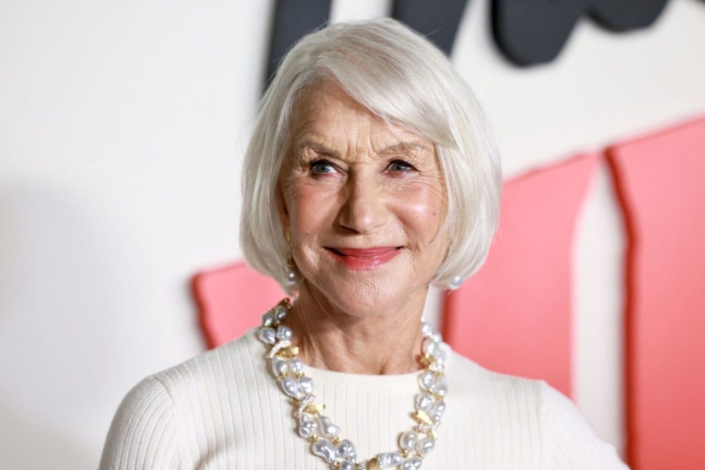 هيلين ميرين ترفض أداء أي ممثلة لدور العميل السري وتعلق: جيمس بوند رجلٌ بإمتياز