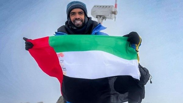 راشد الشامسي يرفع علم الإمارات على أعلى قمة في أوروبا