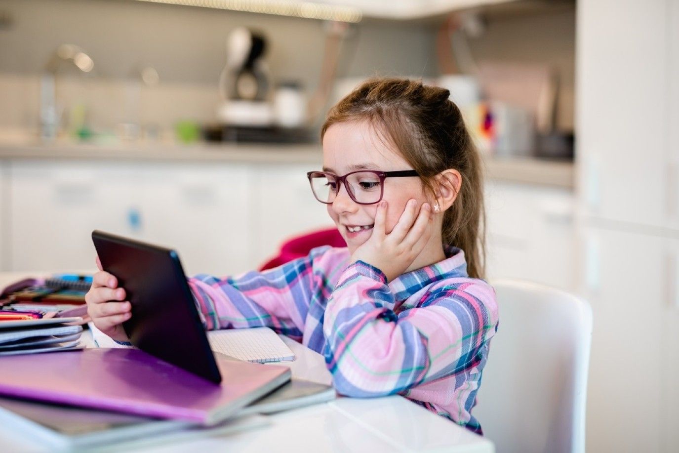 أثر الإفراط في الأجهزة الذكية على نمو دماغ الطفل وصحته العقلية..