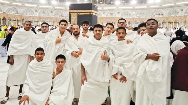 13 يتيماً متفوقاً في عمرة «الأعمال الخيرية العالمية»