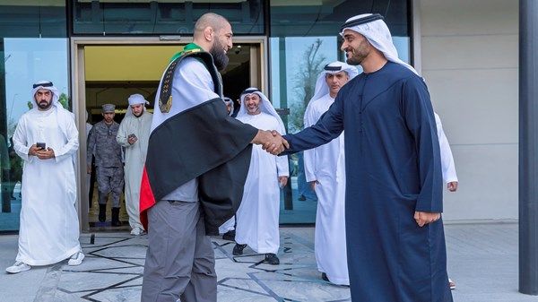 زايد بن محمد بن زايد يستقبل البطل الإماراتي حمزة شيماييف المتوج بلقب العالم للوزن المتوسط «UFC»