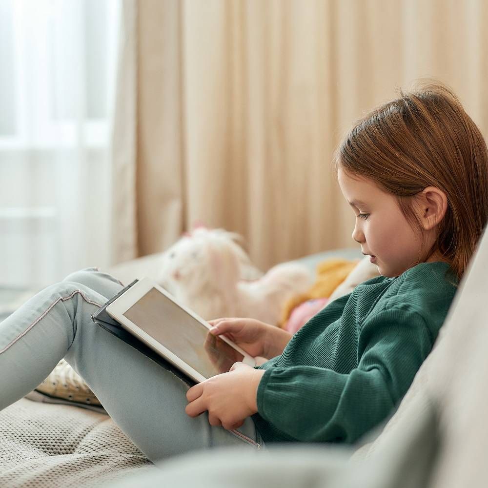 أثر الإفراط في الأجهزة الذكية على نمو دماغ الطفل وصحته العقلية..