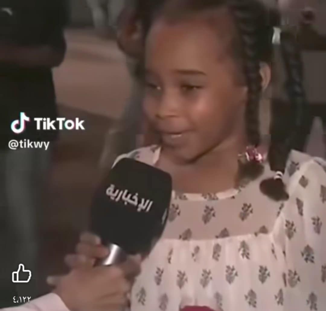 شاهد بالصورة والفيديو.. طفلة سودانية تبهر مذيع سعودي بلباغتها وتحدثها باللغتين العربية والإنجليزية بطلاقة والجمهور يفخر بها