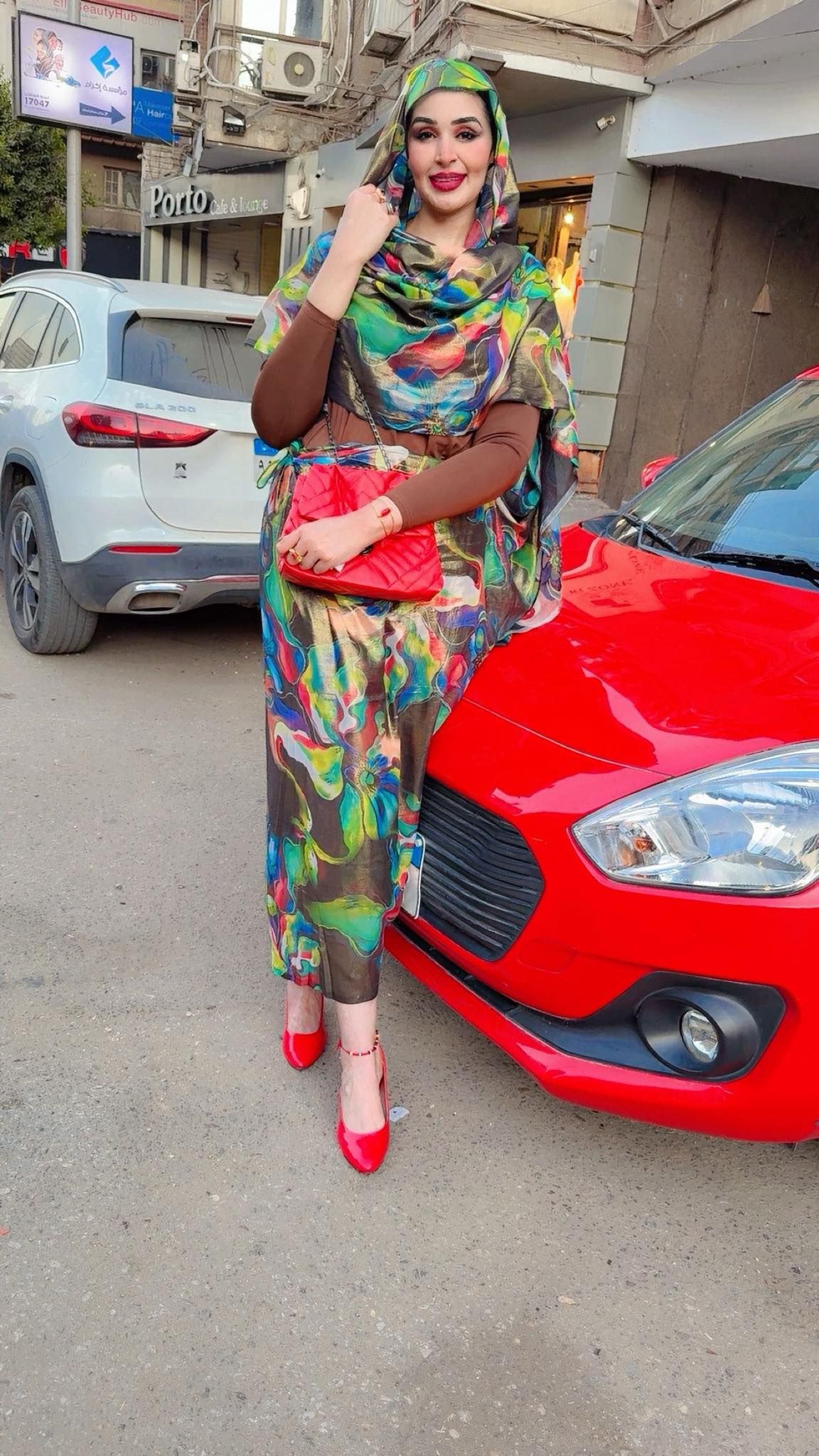 شاهد بالصورة.. “من رفاهيات الحياة تلقى عربية في الشارع مطقمة معاك”.. وزيرة القراية السودانية الحسناء تستعرض جمالها أمام سيارة واقفة بأحد شوارع القاهرة