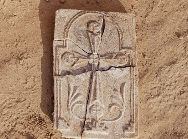 «ثقافة وسياحة أبوظبي» تعلن عن اكتشاف صليب جصّي عتيق في موقع دير مسيحي