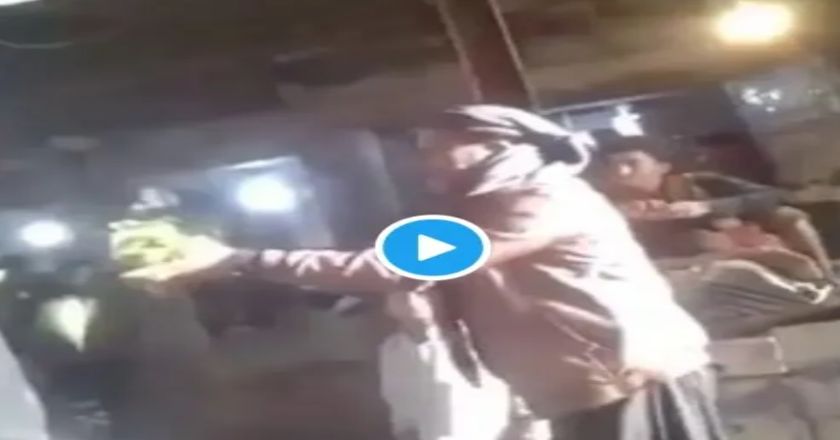 شاهد بالـ"فيديو"تاجر يُقدم على إحراق نفسه أمام محكمة في صنعاء "لحظات مروعة"