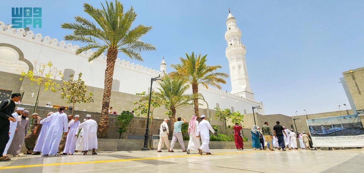 المشاركون بمسابقة الملك عبدالعزيز الدولية يزورون المعالم التاريخية في المدينة