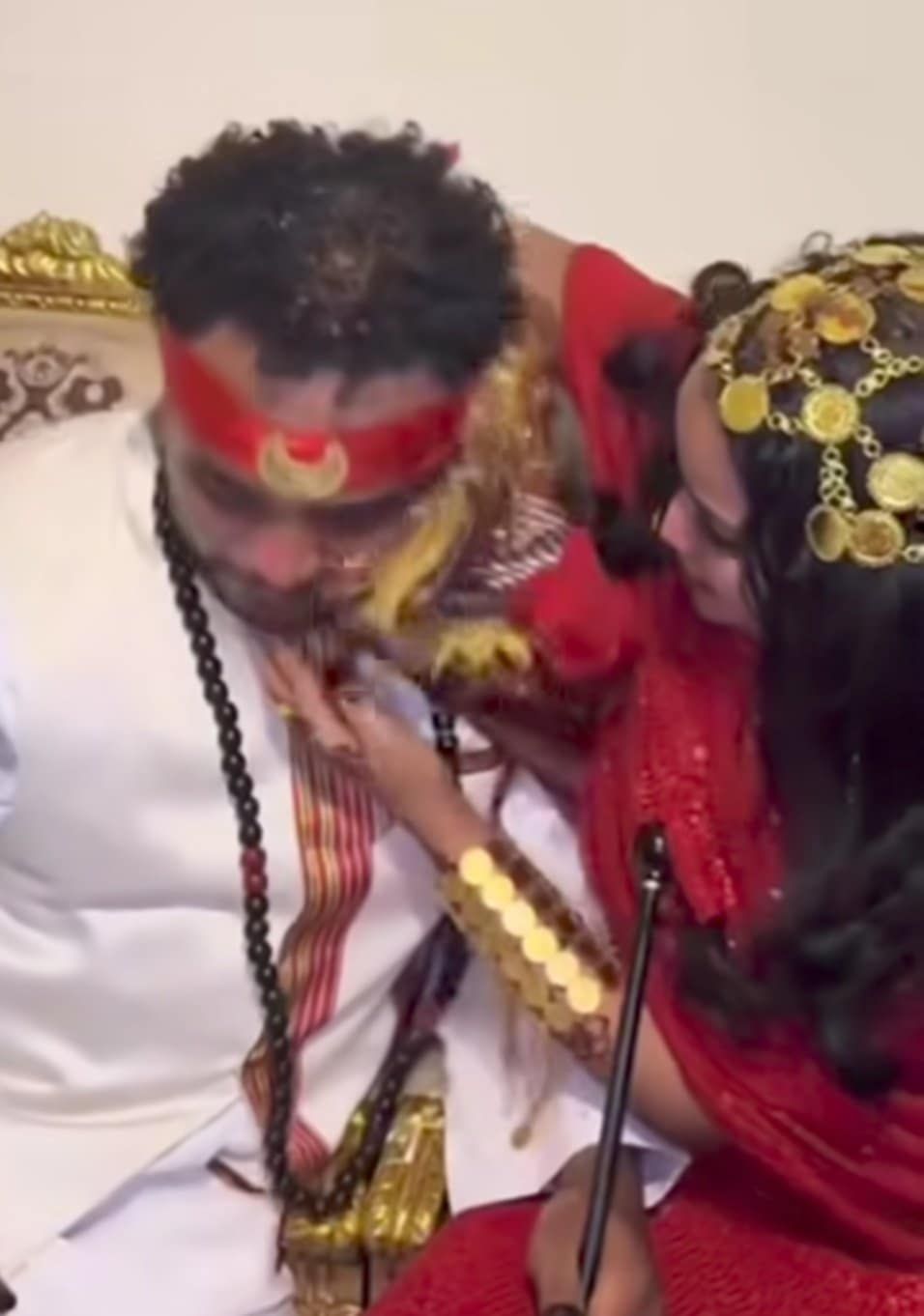 شاهد بالصورة والفيديو.. عروس سودانية تحتوي عريسها بحب وحنان ورومانسية وتعتذر له بعد أن قامت بــ”رش” الحليب على وجهه والجمهور: (نحنا لينا الله وقعاد المظلة)