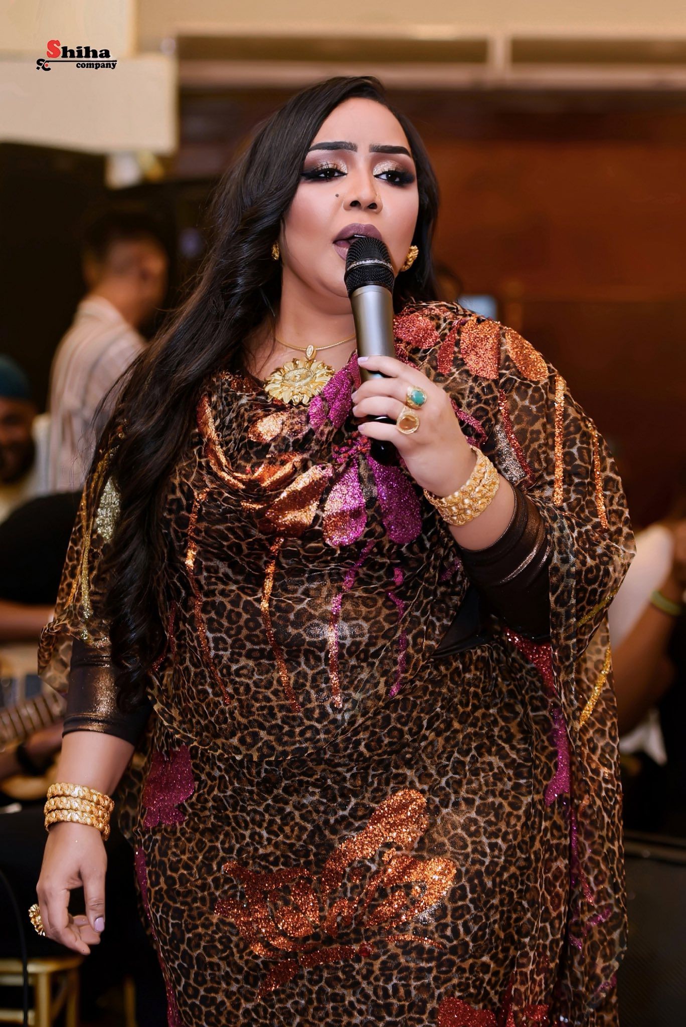 شاهد بالصور.. السلطانة هدى عربي تشعل مواقع التواصل وتبهر جمهورها بإطلالة ملفتة من القاهرة