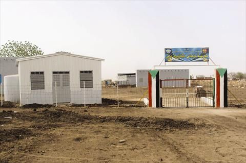 شاهد بالفيديو.. في لقطة كوميدية أثارت ضحكات الجمهور.. مدير مدرسة سوداني يطارد طلابه ويجري خلفهم بعد أن قام بضبطهم يغنون ويرقصون داخل حرم المدرسة