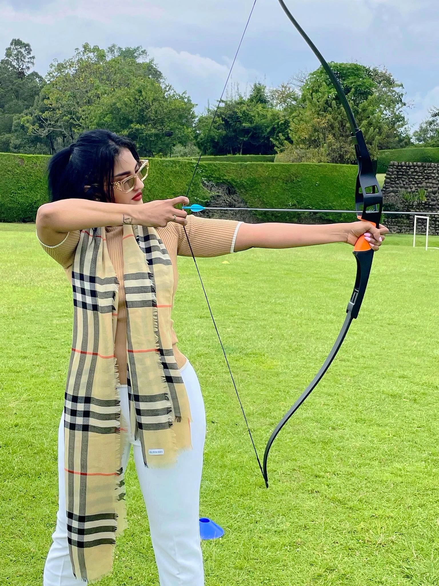 شاهد بالصورة.. المذيعة السودانية المغضوب عليها داخل مواقع التواصل تسابيح خاطر ترد على هجوم المتابعين بإطلاق “السهم”