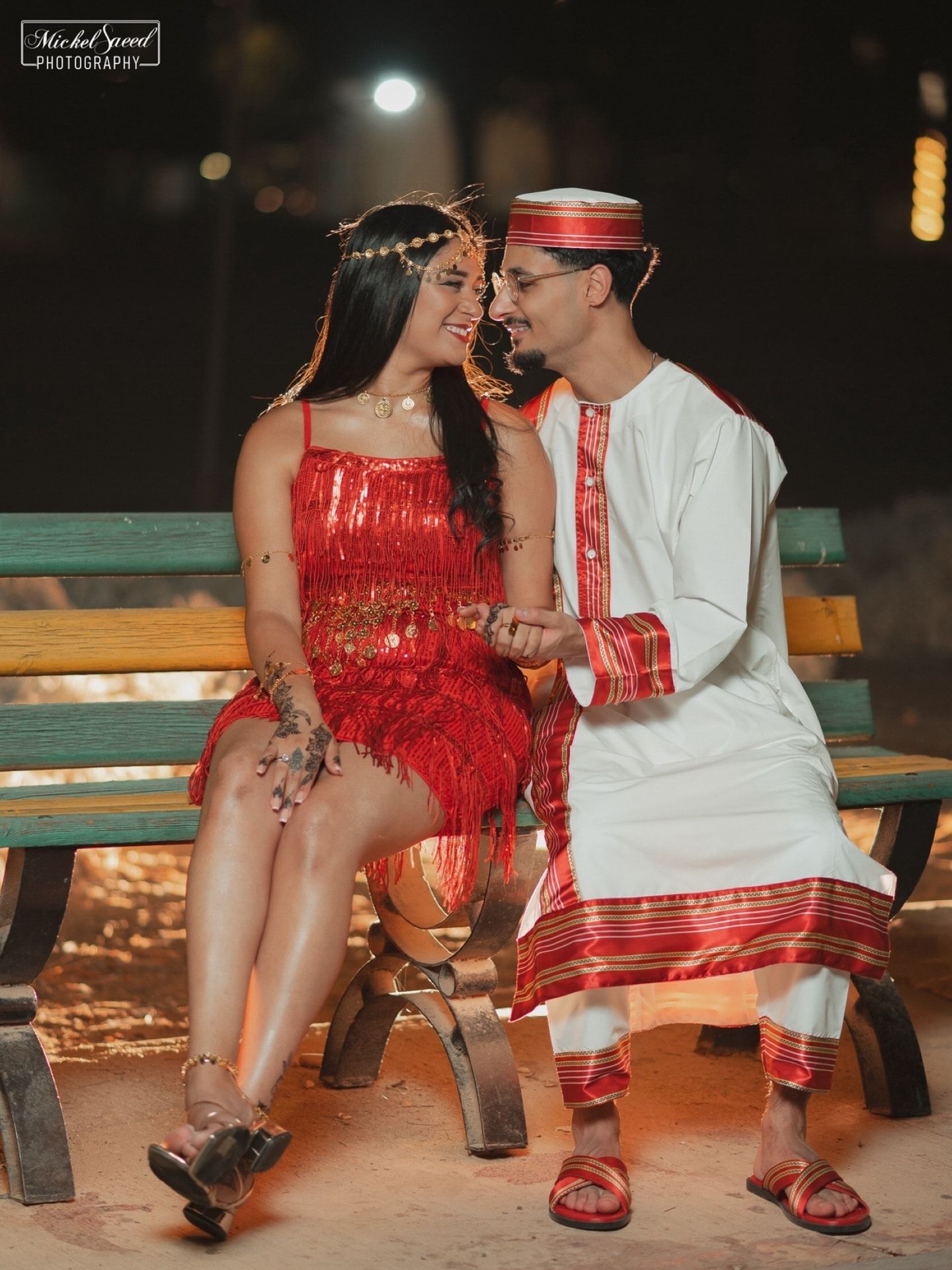 شاهد.. عريس سوداني وعروسته يشعلان مواقع التواصل بجلسة تصوير “جرتق” مثيرة للجدل