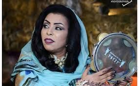 شاهد بالفيديو.. خلال حفل جماهيري حاشد بالقاهرة.. الفنانة ميادة قمر الدين ترد على سخرية الأطباء من أغنيتها الشهيرة: (التقول أنا متخرجة من طب)