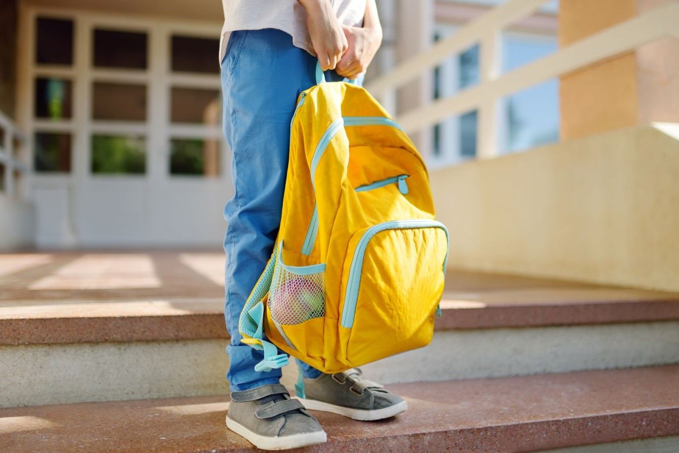 العودة إلى المدارس ... كيف تُخفّفين من وزن الحقيبة المدرسية؟ وقصتان عنها لطفلك