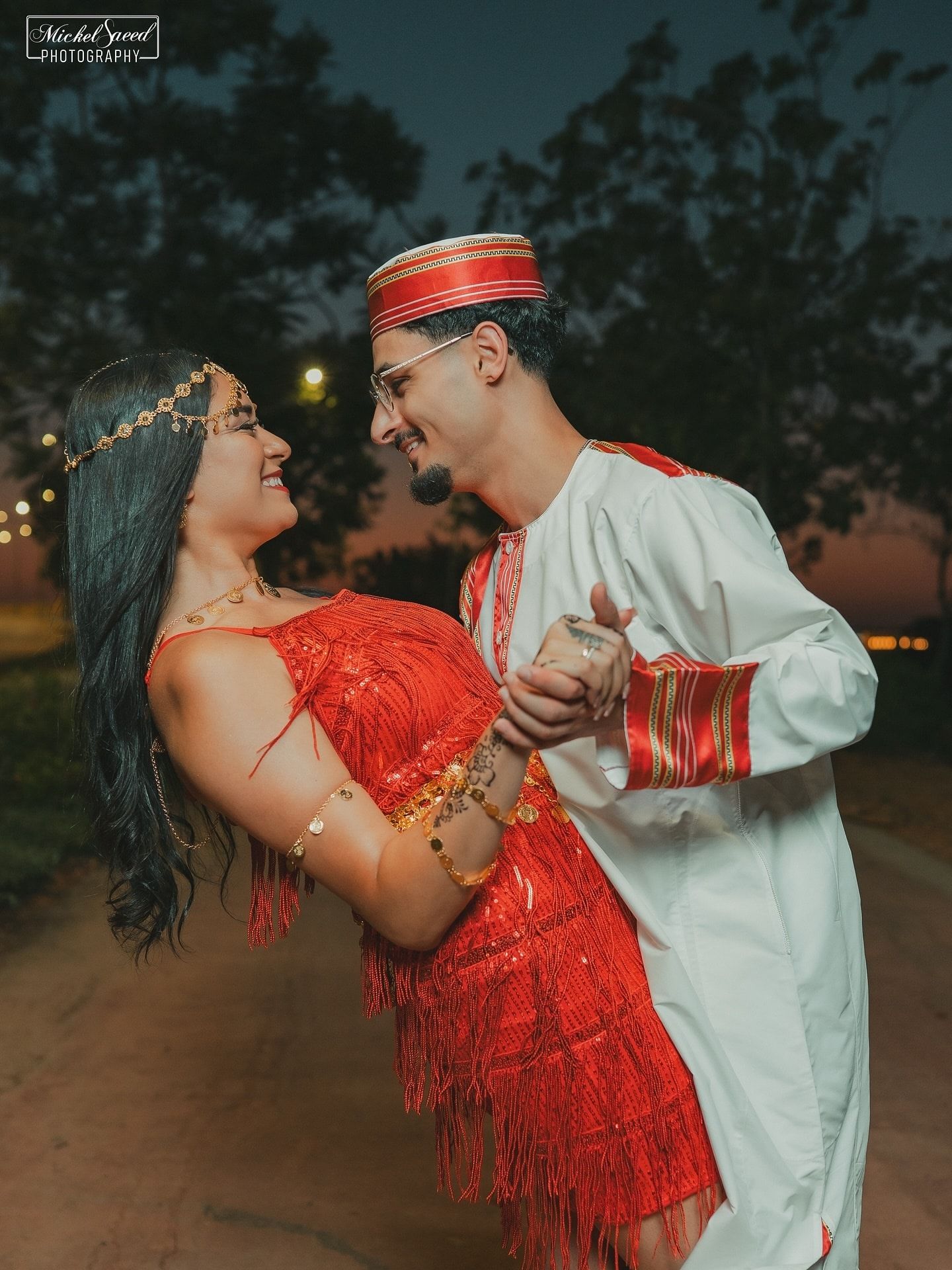 شاهد.. عريس سوداني وعروسته يشعلان مواقع التواصل بجلسة تصوير “جرتق” مثيرة للجدل