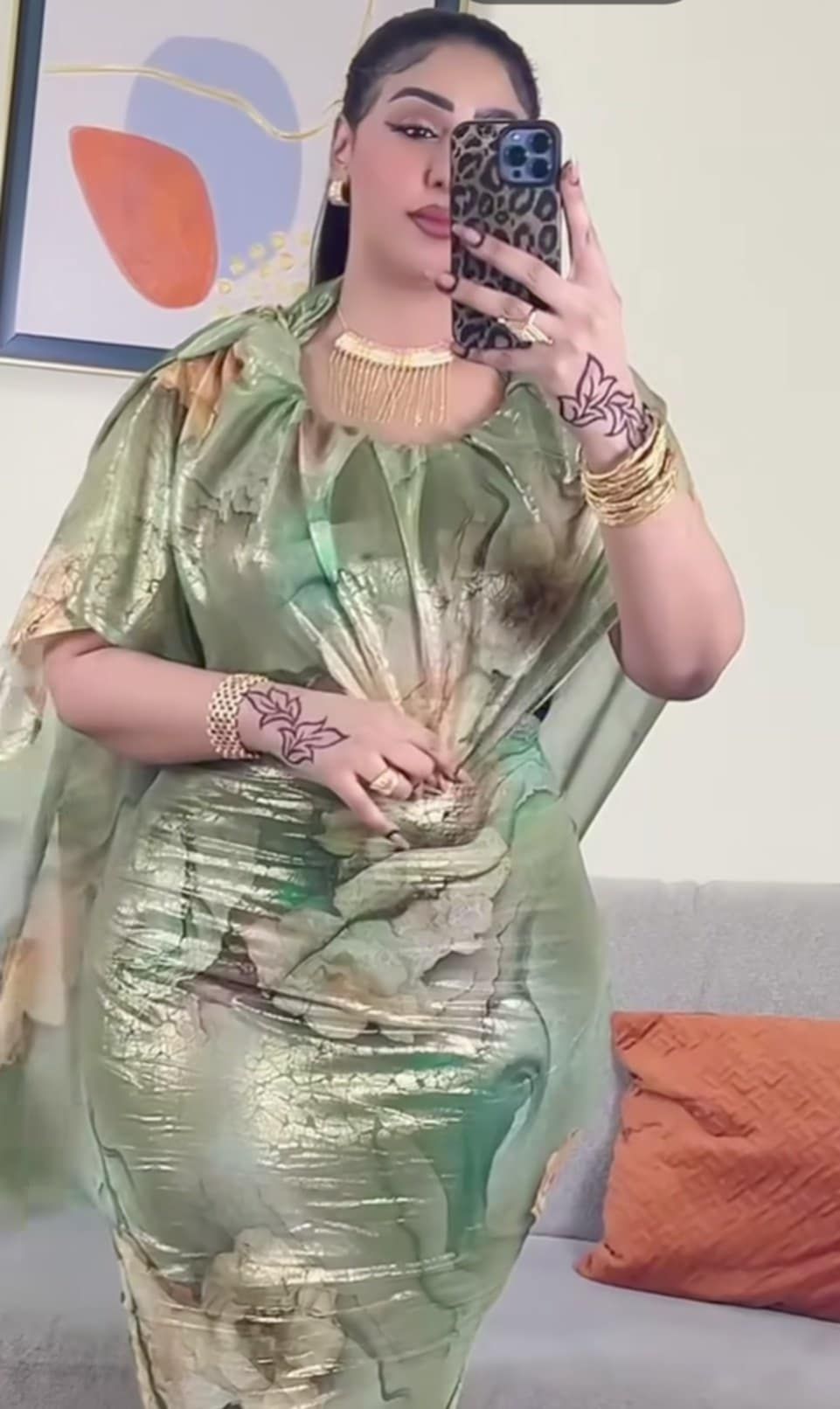 شاهد بالصورة والفيديو.. مودل سودانية حسناء تستعرض جمالها وتخطف الأضواء بقوامها الملفت