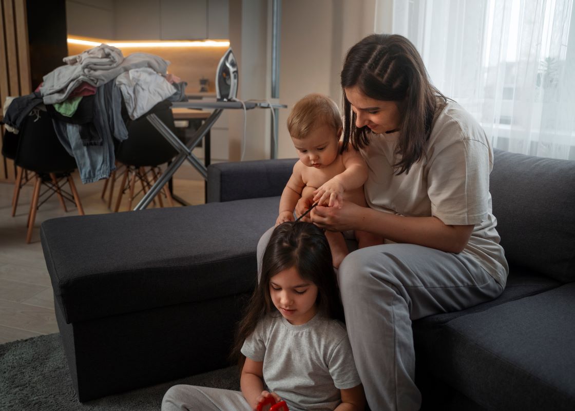 كيف توفقين بين رعاية مولودك واستعداد طفلك الآخر للمدرسة؟