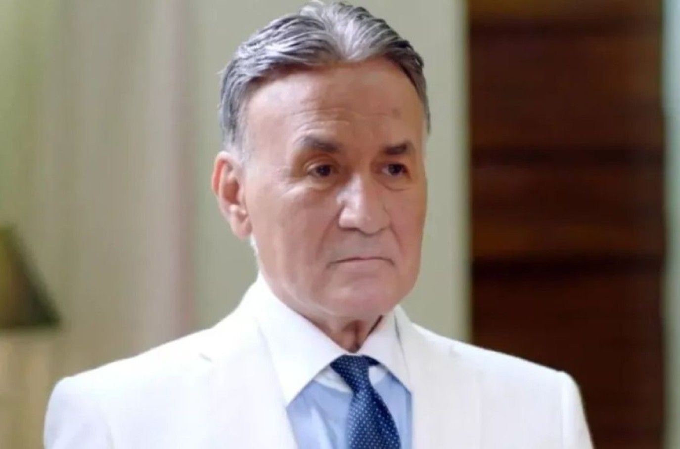 كيف تحدث عزت أبو عوف عن عمله بمجال الطب قبل احتراف الفن