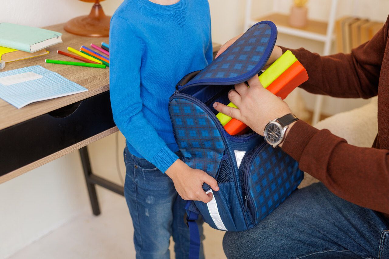 العودة إلى المدارس ... كيف تُخفّفين من وزن الحقيبة المدرسية؟ وقصتان عنها لطفلك