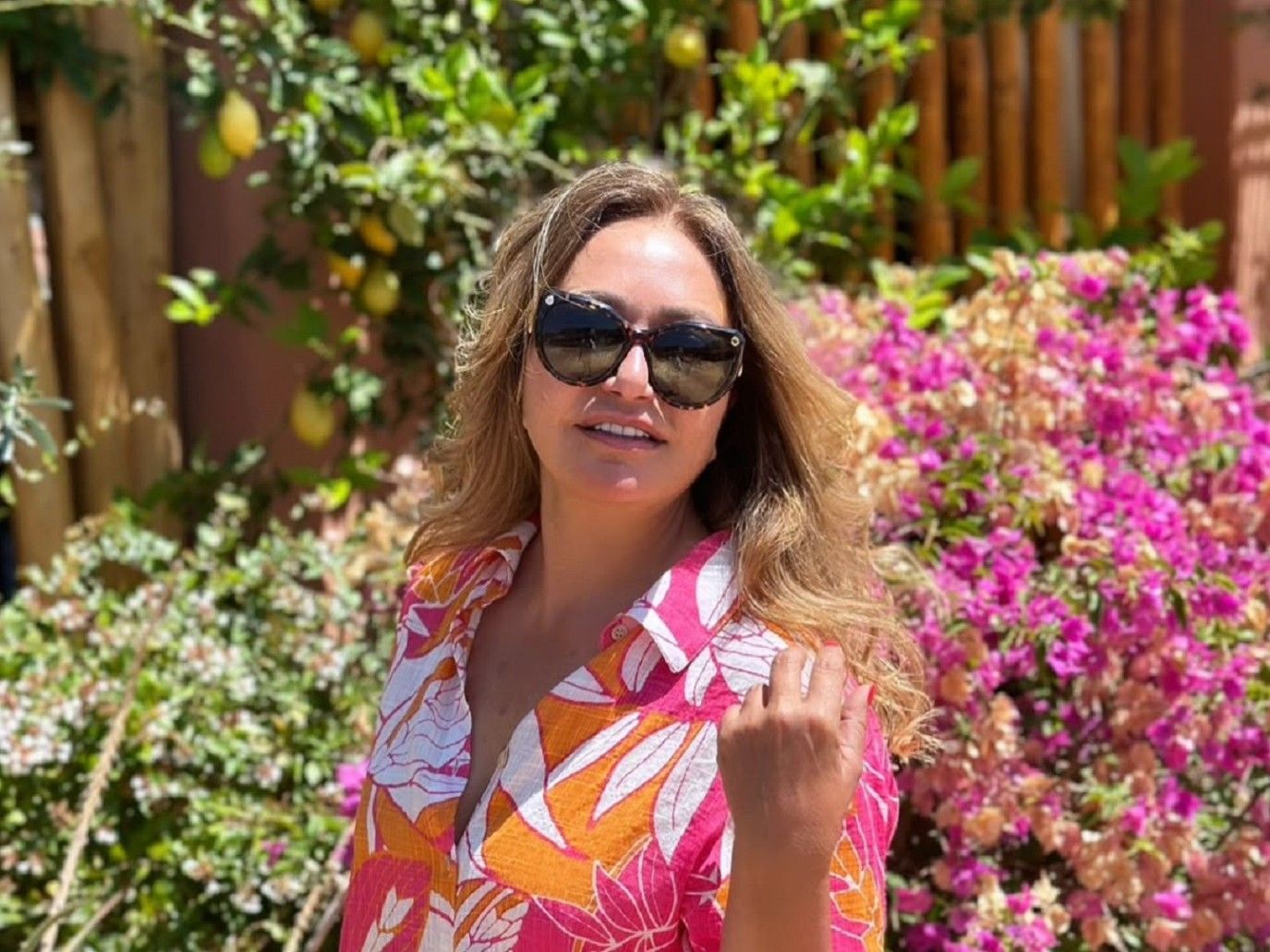 ليلى علوي تخطف الأنظار في أحدث جلسة تصوير وسط الأشجار