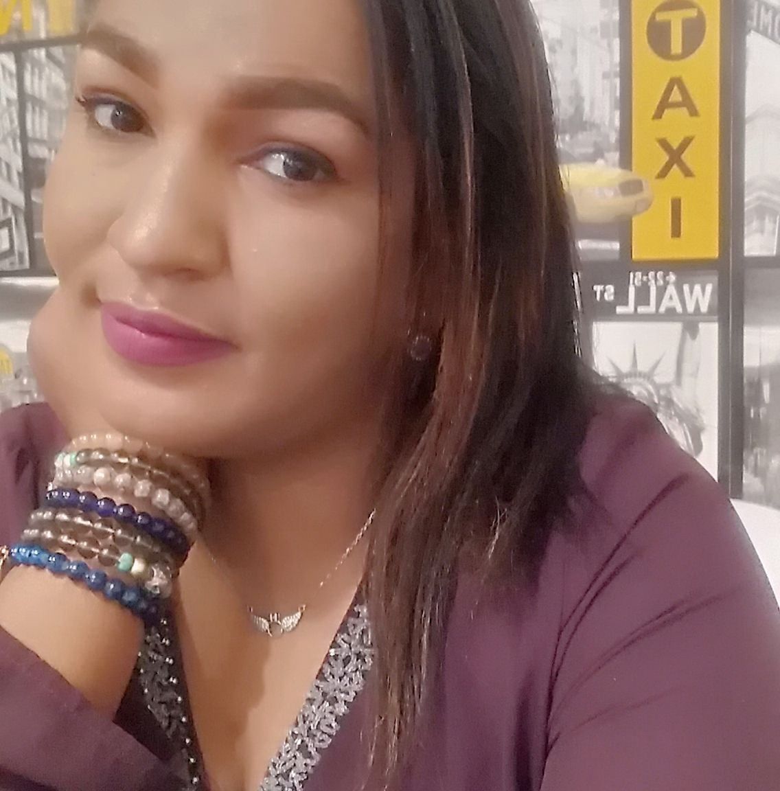 شاهد.. الناشط الشهير “الإنصرافي” يردم القيادية بالحرية والتغيير حنان حسن بسبب منشوارتها الساخرة والمثيرة: (متذكرة صورك في جامعة الخرطوم الساعة 2 ظهراً؟)