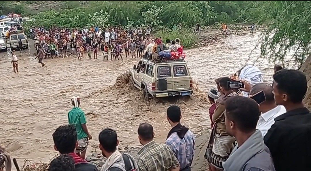 سيول جارفة تقطع الطريق الرئيسي بين تعز وعدن في لحج